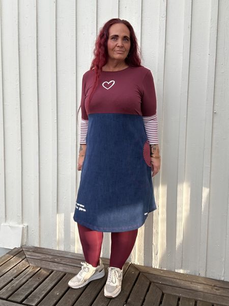 Gæren ❤️mørkeblå jeanskjole/burgunder/hvit