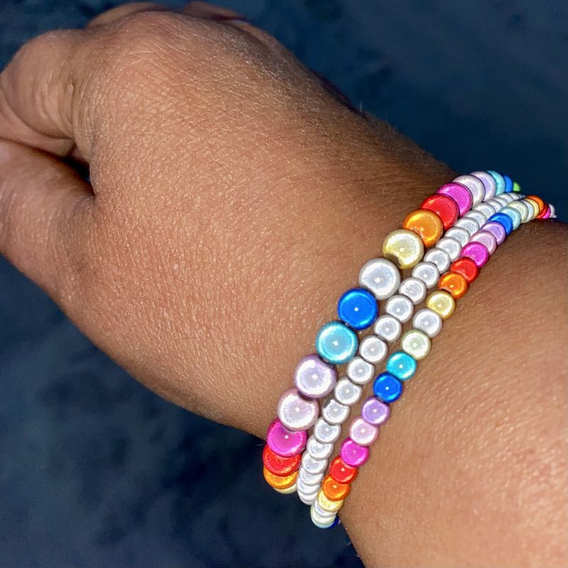 3 stk skinnende armbånd_regnbue+GråHvitt 4 mm & 6 mm perler