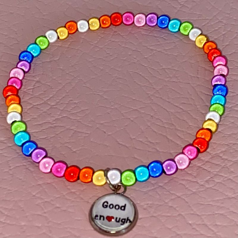 4 mm perler armbånd m/anheng_Fargerikt