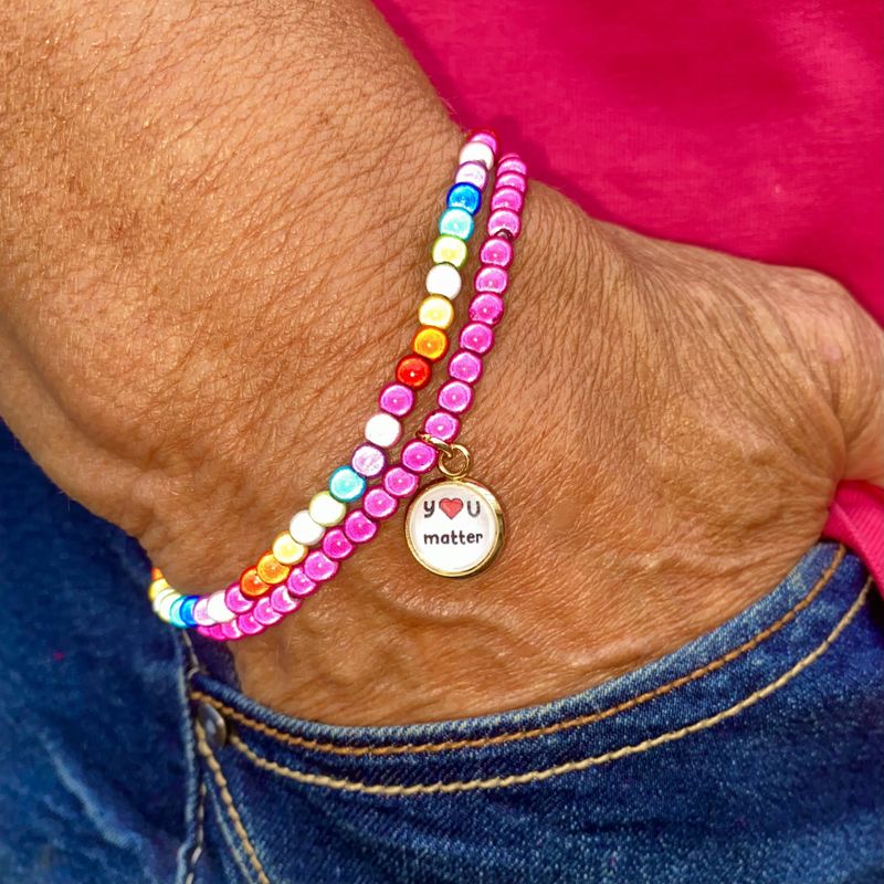 4 mm perler 2 armbånd m/anheng_rosa/fargerik