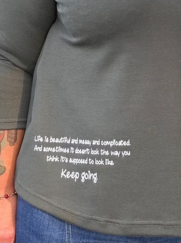 'Keep going' jerseygenser med volanger_armygrønn