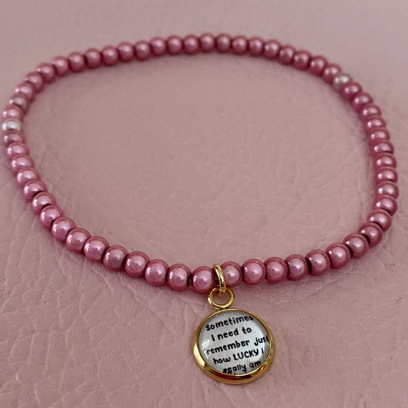 4 mm perler armbånd m/anheng_Lyserosa
